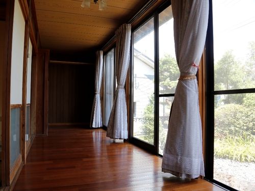 お試し住宅は、広い縁側付き！ゆったりと流れる時間をお楽しみください。