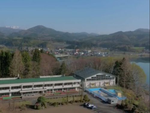 花山小学校は、花山湖を臨む高台の上にあります。（栗原市公式YouTubeより）