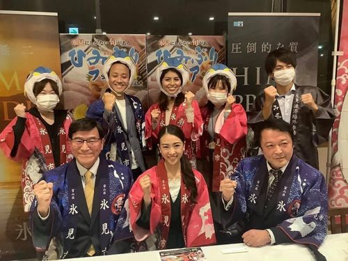 (前列左から)氷見市長、市きときと魚大使の山口佳南さんなど氷見のメンバーが全国の会員と交流を深めました
