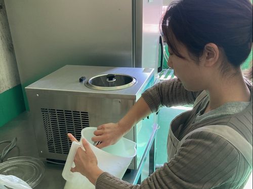 廃校になった小学校の一室を利用してジェラート造り