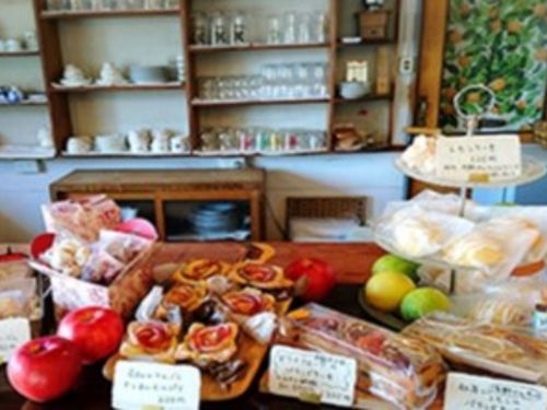 【パティシエ研修先】　安心、安全、おいしさにこだわりのあるケーキ店。田園の中にあってご来店されるお客様がほっと一息つける、そんなケーキ店を目指しているお店です。