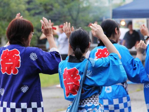 【あなたが参加するかもしれない行事】毎年7月に行われるフェスティバル魚梁瀬。みんなで踊って、食べて、楽しんで。最後には至近距離から大きな花火が上がります。