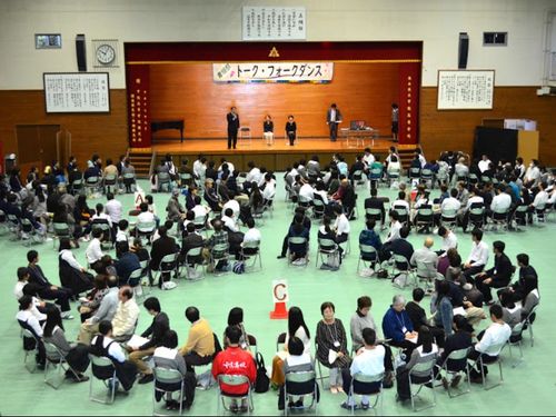 地域の方々と高校生で行ったトークフォークダンス