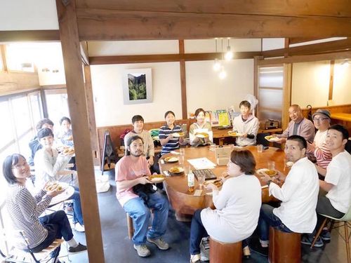 月１のオープンラボでは学びの共有と起業メンバー同士で交流。これは猟師カレー会