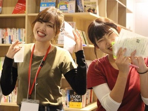 「未来会議室」スタッフ。コワーキングスペース内には一人用のハンモックもある。