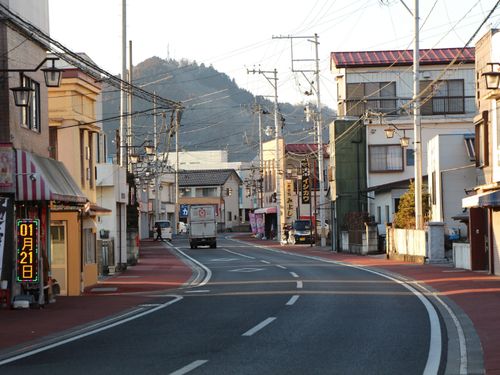 町のメインストリートにも空き店舗が点在しています