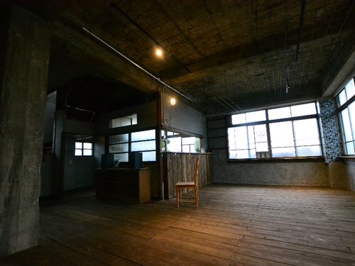 廃墟感あふれるBarの内観