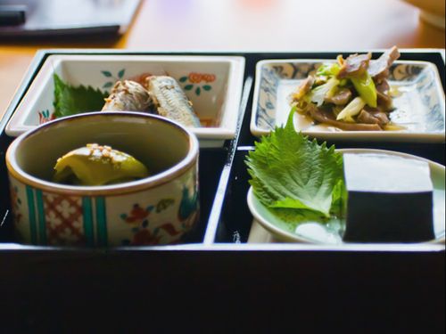 宿泊だけではなく、旬の食材を使った料理を振舞う