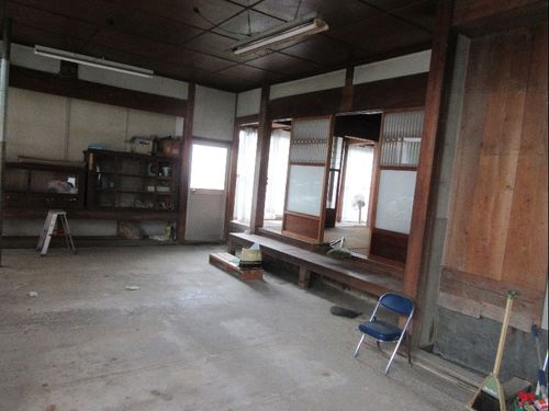 広い土間と古い建具。この建物の良さを残しながら改修します。