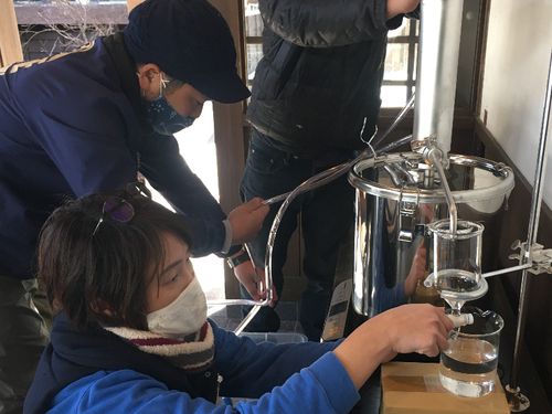アロマオイルの精製（水蒸気蒸留）を行っています。