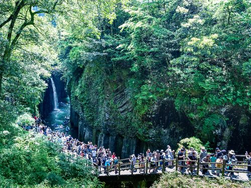 毎年100万人以上の観光客が訪れる高千穂峡