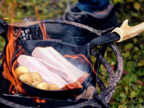 特製ベーコンなどの加工肉も豊富。アウトドアコンテンツと合わせた商品企画も。