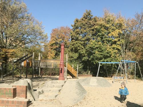 公園には子供が喜ぶアスレチック遊具がたくさん