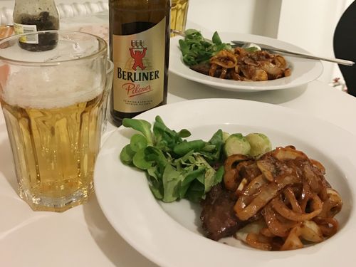普段の食事。こちらのビールは1本100円程度！
