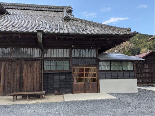 ▲趣きのある外観。まわりの自然と調和した建物です。