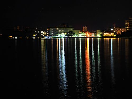 柴山潟の夜景を眺めるナイトクルーズも春秋にかけて運航