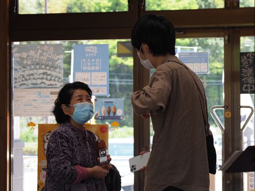 道の駅で買い物するお母さん