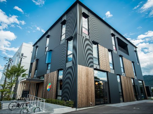 地方都市にあるまじきソリッドで異質な黒い箱が、混沌を生み出すスナバの外観です