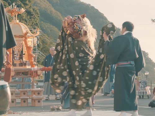 伝統的な祭りの様子