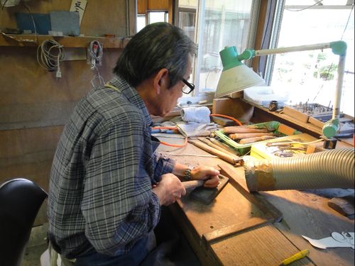 那智黒石から硯を作る作業
