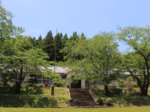 地域には桜が素敵な学校もあります（休校中）