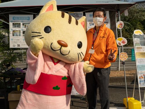 市内飲食店を応援する先払いシステムで集まった運営費の一部を動物保護へ寄付したときの写真。