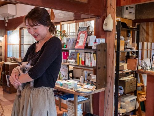 事業パートナーと市内で保護した猫