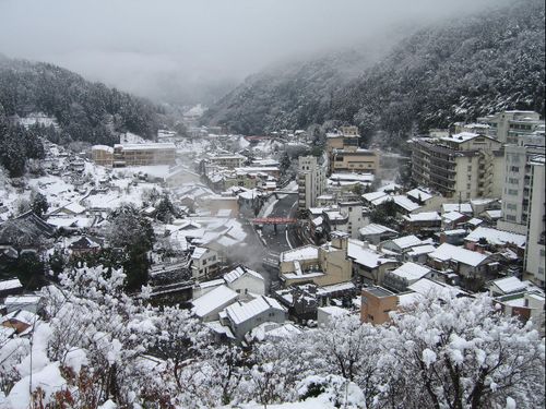 映画に出てきそうな秘境感...(湯村温泉の冬）