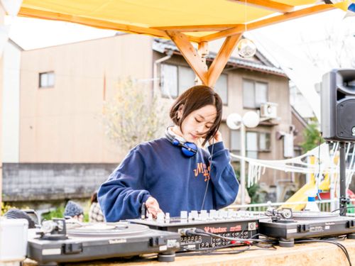 公園で行われる音楽イベント（豊岡市）