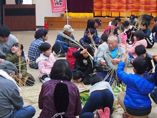 しめ縄づくり（高齢者と子ども達の交流）