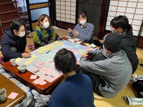 現地やオンライン上で議論を重ねながら実験していきます