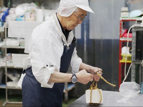 深山豆富店を切り盛りしていた大野さん。石豆腐は太い紐で縛っても崩れません！