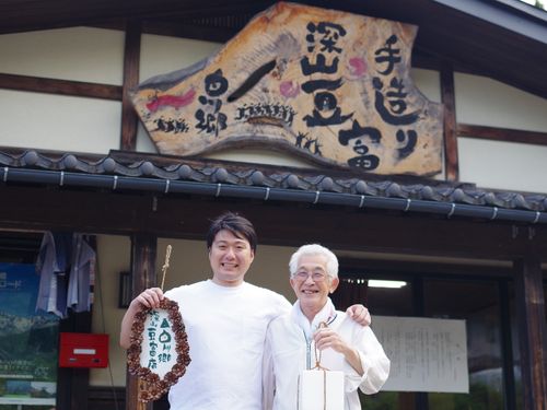 ヒダカラの豆富事業責任者と前生産者の大野さん
