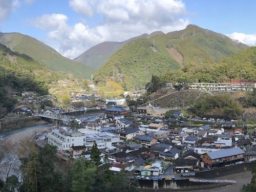 山と川がすぐ近くにある生活は、季節の移り変わりを体感できます