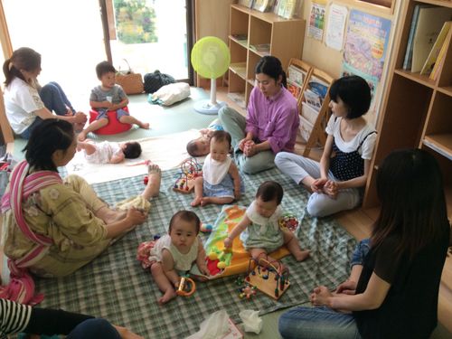 既存の移住者交流は子育て拠点に集まる一部の世帯に限定的でした