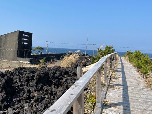 火山が有名な三宅島は、ヘリで10分の距離！少し足を伸ばしてランチも楽しめます。