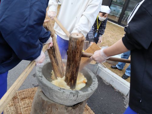 島での親代わりとして生活をサポートしてくれる島親さんとのもちつき大会