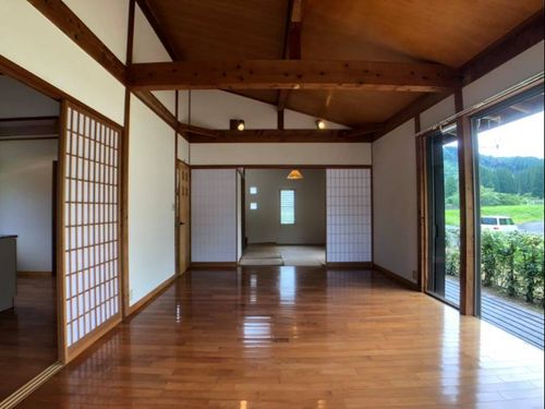 天井の高い室内。窓の外に広がる山の景色に癒やされる