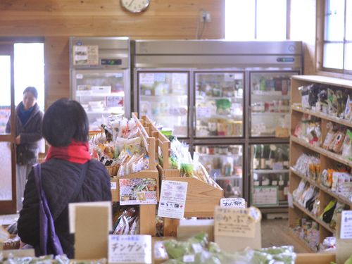 地域では有機栽培の農家さんが多く、地元の野菜を中心に全国のつながりのあるお野菜が並びます。野菜、くだもの、米、たまご、調味料、お茶、ナッツ、雑穀、菓子、ジャム、油、乾物、酒類、豆腐、漬物などの食品から、洗剤、せっけん、化粧品などの日用品まで幅広く取り扱っています。