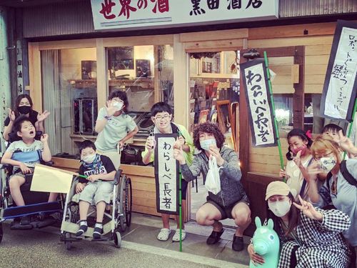 教室を飛び出して町に出かけることも。この日は商店街で”わらしべ長者”をしました。
