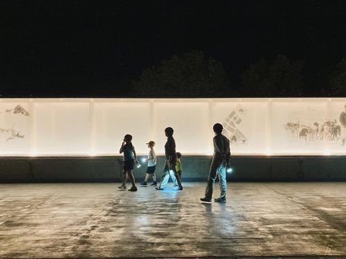 キャンププログラムでは夜の冒険館の探検も！
