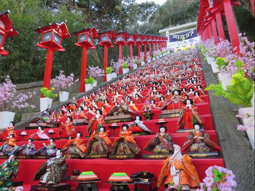 かつうらビッグひな祭り（遠見崎神社石段の雛飾り）