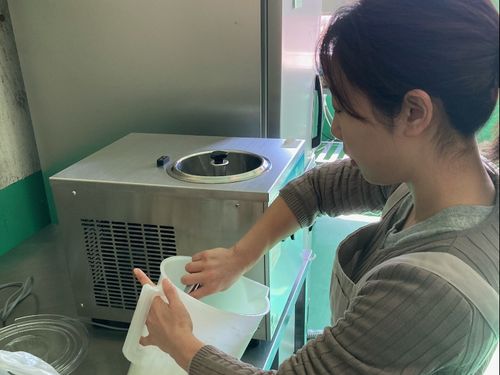 廃校になった小学校の一室を利用してジェラート造り