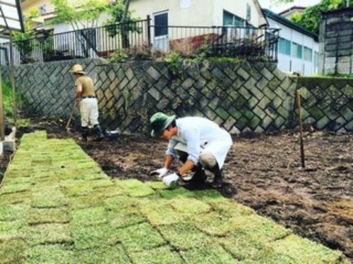 移住体験施設の庭や畑の手入れなんかもします。