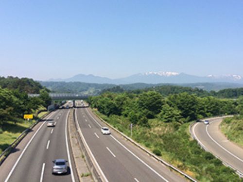 東北自動車道村田ICを利用すれば、仙台市をはじめ、大型商業施設や温泉、総合病院などアクセスも良好です。都会に近い田舎です。