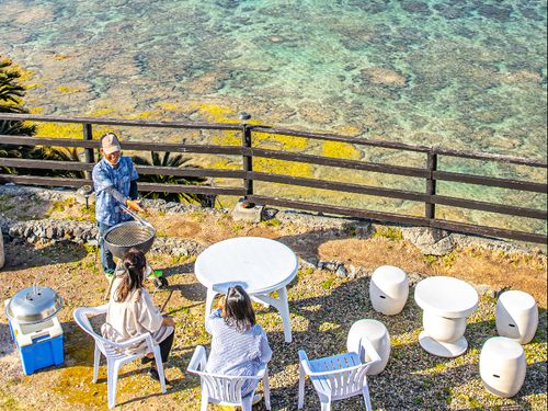 海ガメを眺めながらのBBQ（提供：海の見えるペンション）