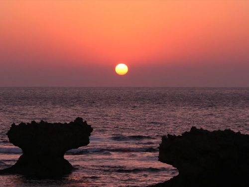 水平線に沈むサンセットタイムを堪能できるのも島に住む特権！（提供：知名町）