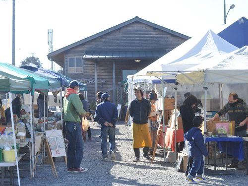 「ハラペコ里の市」は水曜日に店舗の前で開催しています。