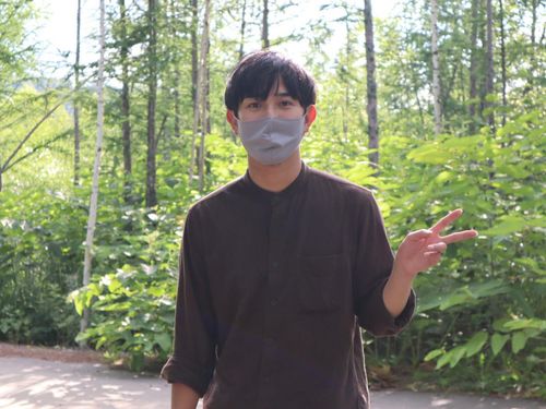 ②高橋 風宇太：道内出身の２２歳。下川町には町民が気軽に入れる町有林がいくつもある。町有林前にて。