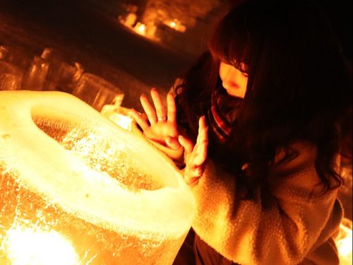 ④池田　美咲：道内出身の２２歳。中でも好きな町のイベント、アイスキャンドルミュージアムにて。